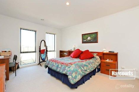 Property photo of 33 Everly Circuit Pakenham VIC 3810
