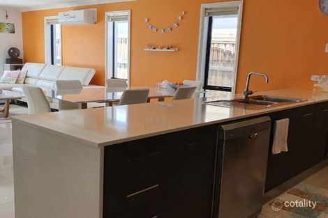 Property photo of 22 Giverny Close Burnside Heights VIC 3023