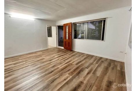 Property photo of 4 Harris Street Labrador QLD 4215