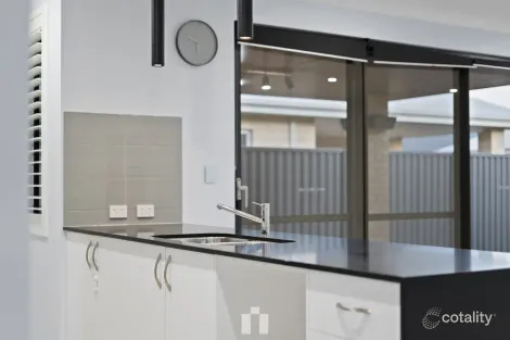 Property photo of 7 Halite Way Treeby WA 6164