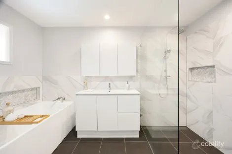 Property photo of 2 Gem Road Kenmore QLD 4069