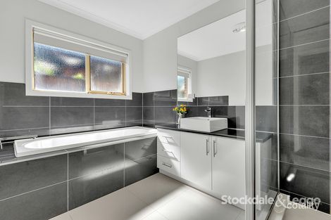 Property photo of 33 Thorngrove Avenue Craigieburn VIC 3064