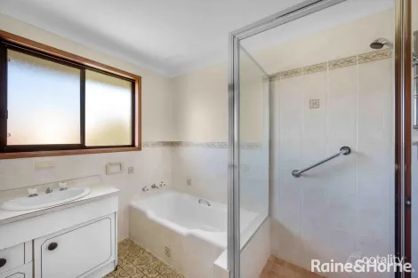 Property photo of 6 Lynmouth Grove Bomaderry NSW 2541