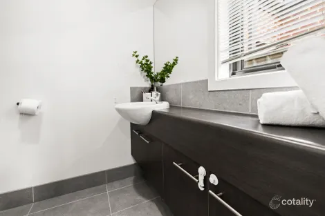 Property photo of 2 Hoddle Link Manor Lakes VIC 3024