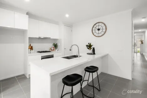 Property photo of 2 Hoddle Link Manor Lakes VIC 3024