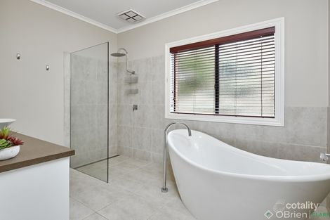 Property photo of 46 Kensington Square Drouin VIC 3818