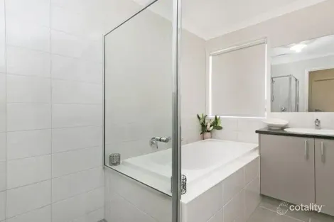 Property photo of 22 Red Cap Drive Cranbourne West VIC 3977