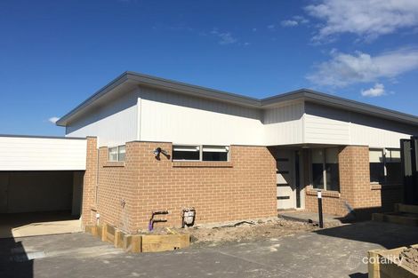 2/11 Spaniel Lane, Pakenham, VIC 3810