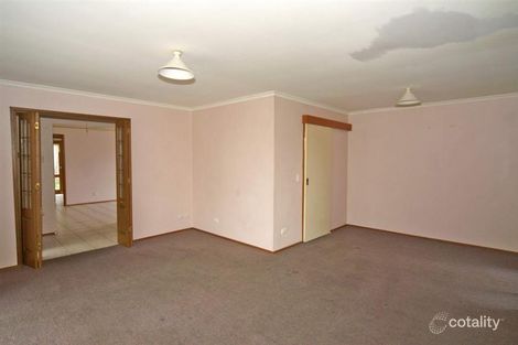 Property photo of 30 Kennington Park Drive Endeavour Hills VIC 3802