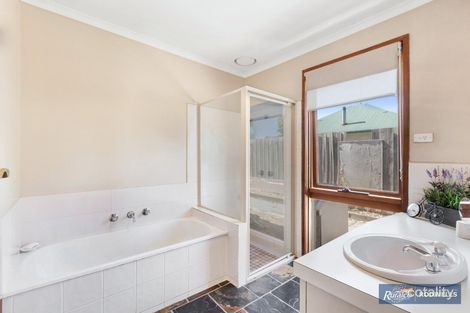 Property photo of 12 Robert Court Waterford Park VIC 3658