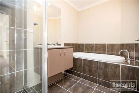 Property photo of 44 Webster Way Pakenham VIC 3810