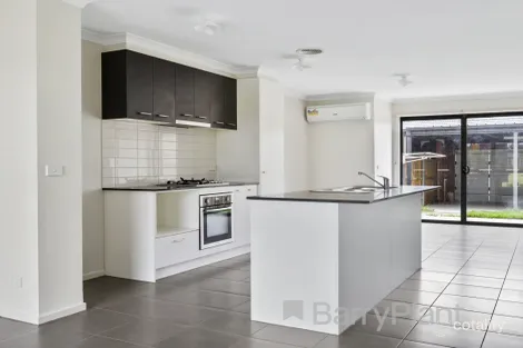 Property photo of 15 Dovetail Walk Tarneit VIC 3029