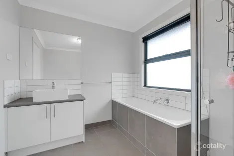 Property photo of 1 Plover Street Pakenham VIC 3810