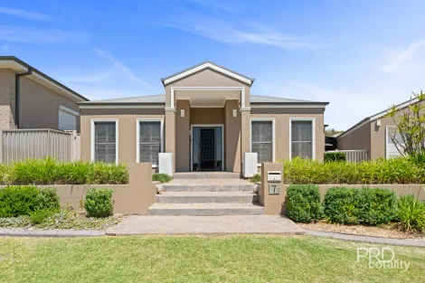 7 FISHER PL, LLOYD, NSW 2650