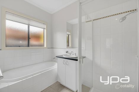 Property photo of 23 The Glades Taylors Hill VIC 3037