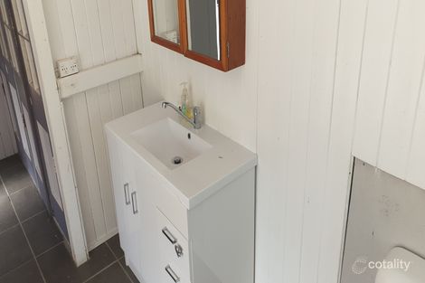 Property photo of 39 Hand Court Delan QLD 4671