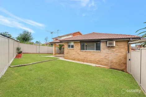 Property photo of 11 Lowry Place Prairiewood NSW 2176