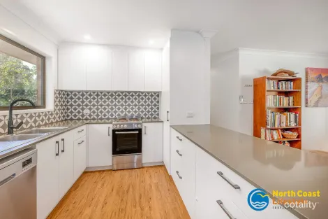 Property photo of 14 Nandroya Avenue Ocean Shores NSW 2483