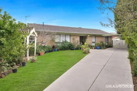 2 Oak Pl, Melton West, VIC 3337