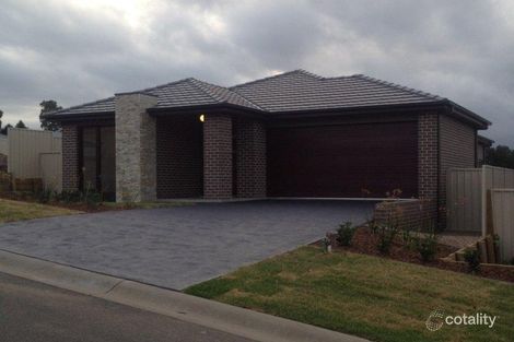 8 Lovely Pl, St Helens Park, NSW 2560