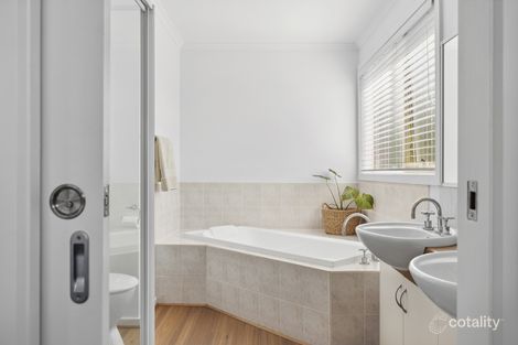 Property photo of 13 Penelope Court Gisborne VIC 3437