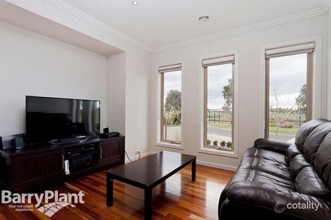 Property photo of 2/19 Hemsley Promenade Point Cook VIC 3030