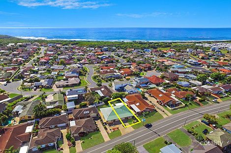 Property photo of 2/15 Caves Beach Road Caves Beach NSW 2281