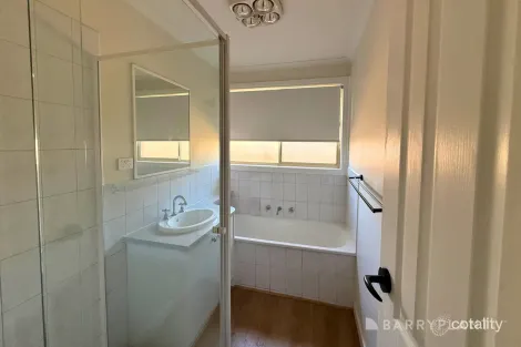 Property photo of 4 Latham Street Werribee VIC 3030