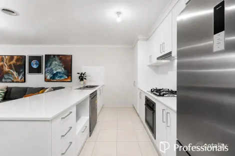 Property photo of 32 Charming Loop Officer VIC 3809