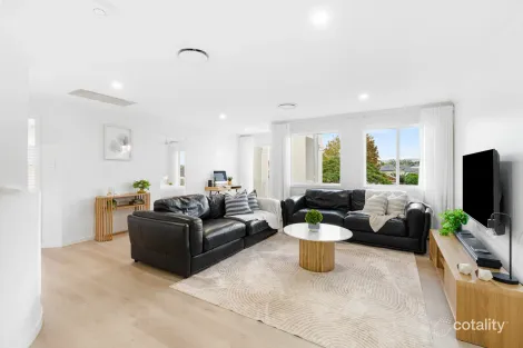 Property photo of 8 Deborah Avenue Benowa QLD 4217