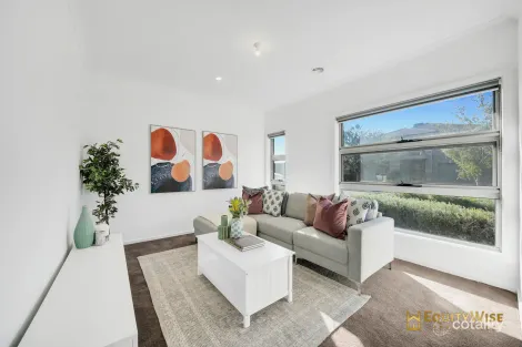 Property photo of 38 Bonhams Circuit Manor Lakes VIC 3024