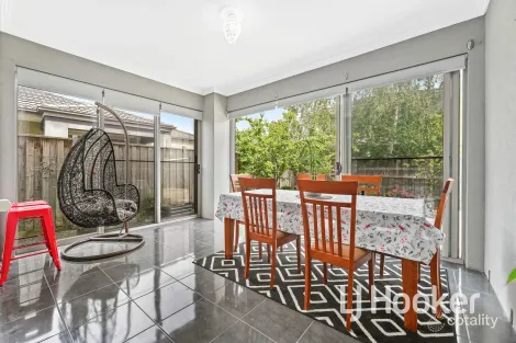 Property photo of 8 Maggie Street Cranbourne East VIC 3977