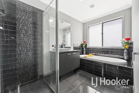 Property photo of 8 Maggie Street Cranbourne East VIC 3977