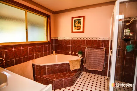 Property photo of 6 Girraween Drive Marrangaroo NSW 2790