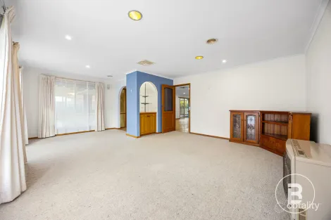 Property photo of 25 Rozel Avenue Wendouree VIC 3355