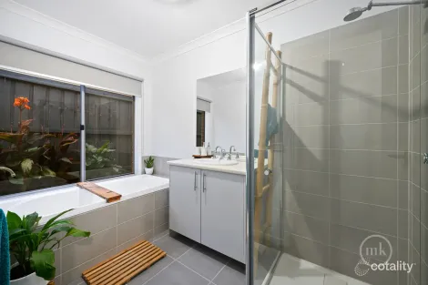 Property photo of 33 Peterborough Drive Doreen VIC 3754