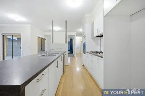 Property photo of 16 Caspian Chase Pakenham VIC 3810