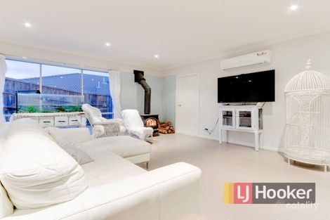 Property photo of 17 Tipperary Circuit Pakenham VIC 3810