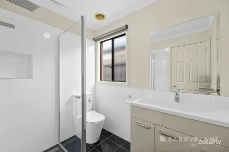 Property photo of 46 Wakenshaw Crescent Pakenham VIC 3810