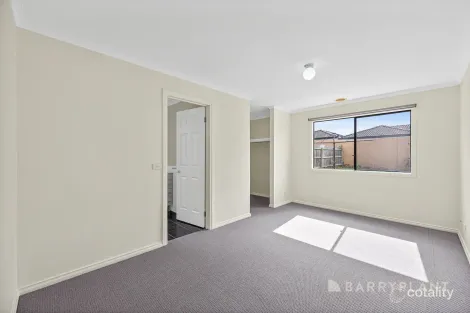 Property photo of 46 Wakenshaw Crescent Pakenham VIC 3810