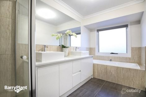 Property photo of 11 Waterbird Link Craigieburn VIC 3064