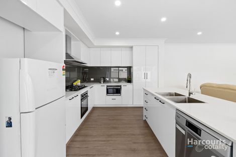 Property photo of 2 Oldis Close Caroline Springs VIC 3023