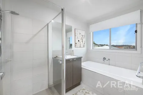 Property photo of 2 Emily Promenade Keysborough VIC 3173