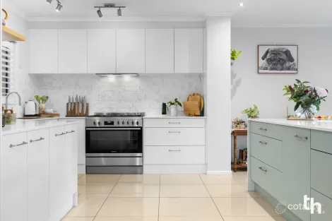 Property photo of 2 Emory Place Cameron Park NSW 2285