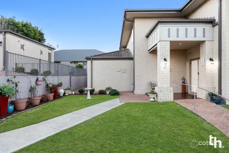 Property photo of 2 Emory Place Cameron Park NSW 2285