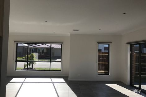 Property photo of 27 Millicent Parade Officer VIC 3809