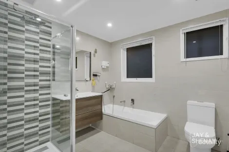 Property photo of 13 William Perry Close Endeavour Hills VIC 3802