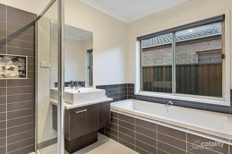 Property photo of 41 Everly Circuit Pakenham VIC 3810
