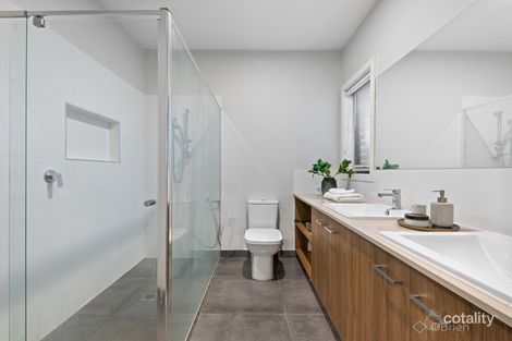 Property photo of 2 Atbara Lane Cranbourne South VIC 3977