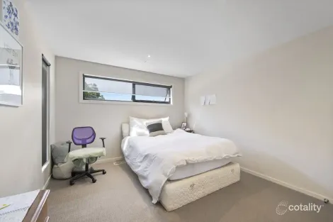 Property photo of 2 McPhie Place Lake Gardens VIC 3355